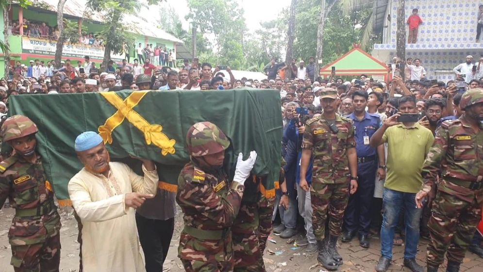 পিয়াসের শেষ বিদায়ে ছোট্ট মেয়ে ফাতেমার সঙ্গে কাঁদল মালিপাড়া গ্রাম