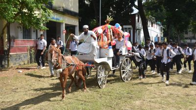 শিক্ষককে ঘোড়ারগাড়িতে রাজকীয় বিদায়
