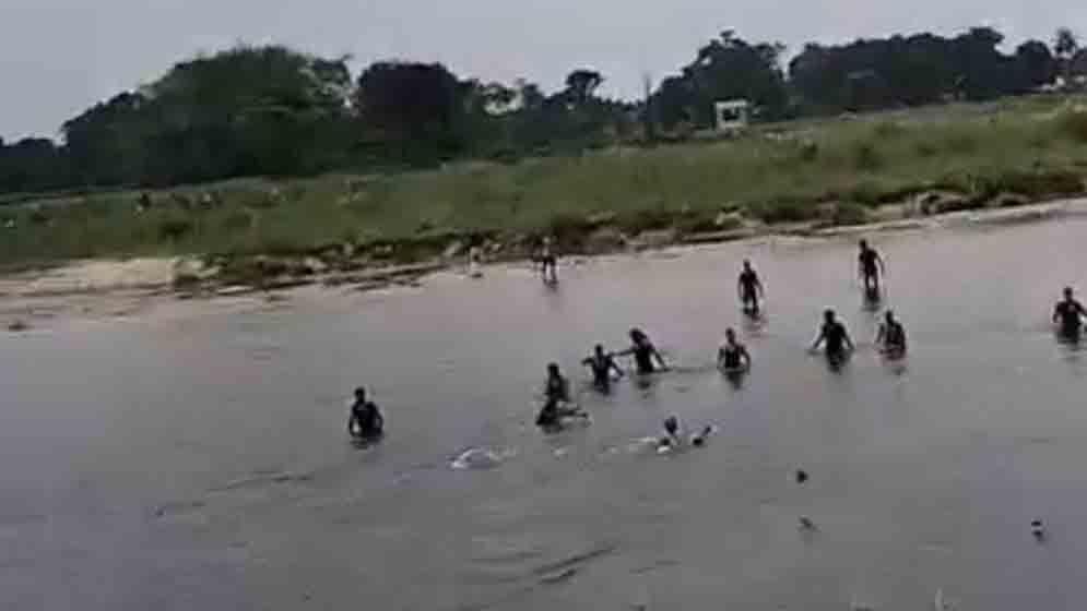 ফাঁকা গুলি ছুড়ে ধরলা নদী থেকে নৌকা নিয়ে গেল বিএসএফ