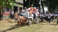 শিক্ষককে ঘোড়ারগাড়িতে রাজকীয় বিদায়