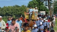 ফুল দিয়ে সাজানো ঘোড়ারগাড়িতে শিক্ষিকার রাজকীয় বিদায়