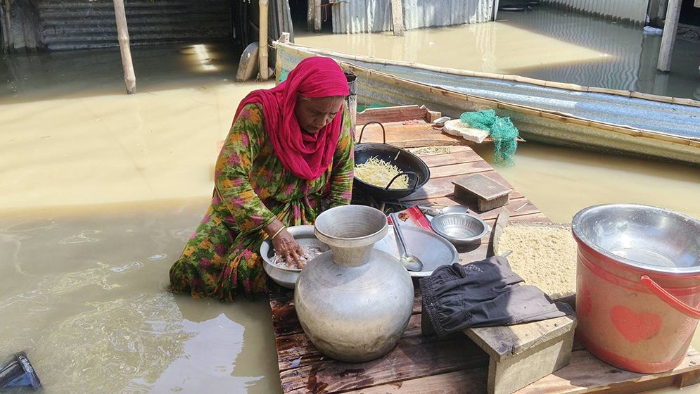 বন্যায় রান্নার জায়গা না পেয়ে, না খেয়ে দিন পার করছেন চরের মানুষ