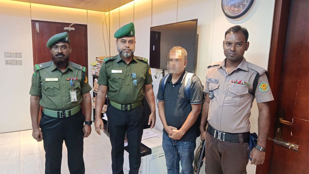 স্বাস্থ্য অধিদপ্তরে ডিজিএফআইয়ের পরিচয় দেওয়া প্রতারক আটক