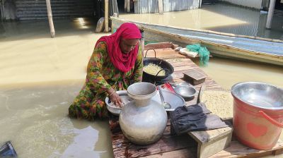 বন্যায় রান্নার জায়গা না পেয়ে, না খেয়ে দিন পার করছেন চরের মানুষ