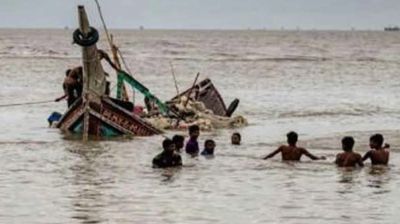বঙ্গোপসাগরে ট্রলারডুবির ঘটনায় বরগুনার ১৪ জেলে জীবিত উদ্ধার