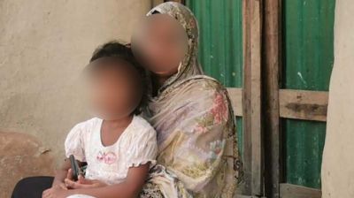 ‘বিয়ে না করলে যাব না’ প্রেমিকের বাড়ির সামনে মেয়েকে নিয়ে গৃহবধূ