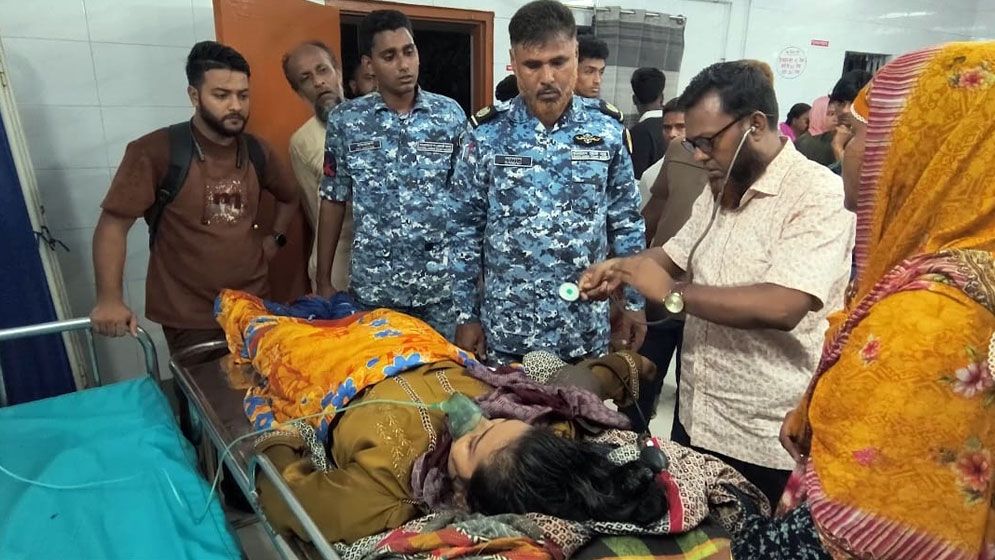 লঞ্চে অসুস্থ নারীকে কোস্টগার্ডের চিকিৎসাসেবা