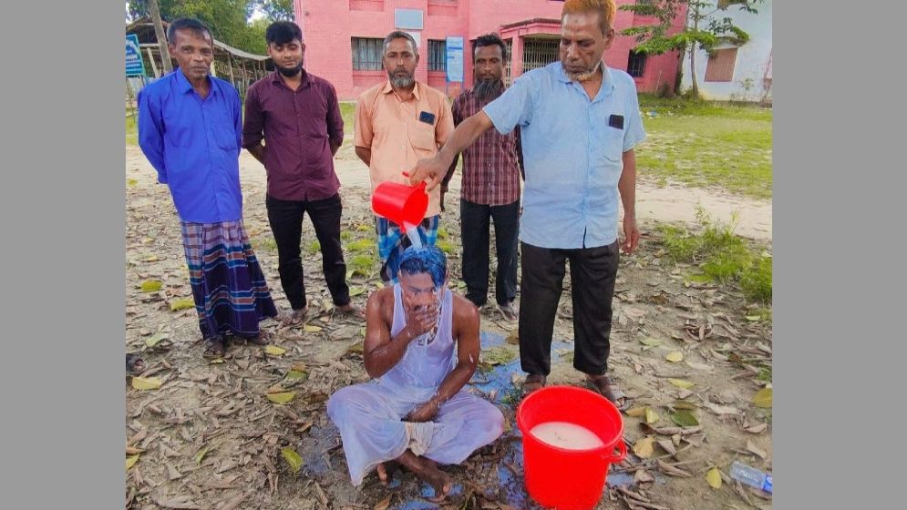 দুধ দিয়ে গোসল করে অনলাইন জুয়া ছাড়ার ঘোষণা
