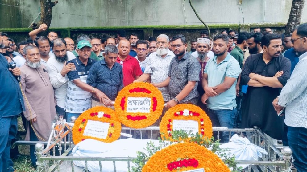 ফুলেল শ্রদ্ধায় সাংবাদিক পুলক চ্যাটার্জিকে শেষ বিদায়