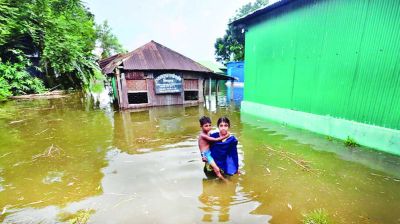 হঠাৎ বন্যায় তিন জেলায় দুর্ভোগ