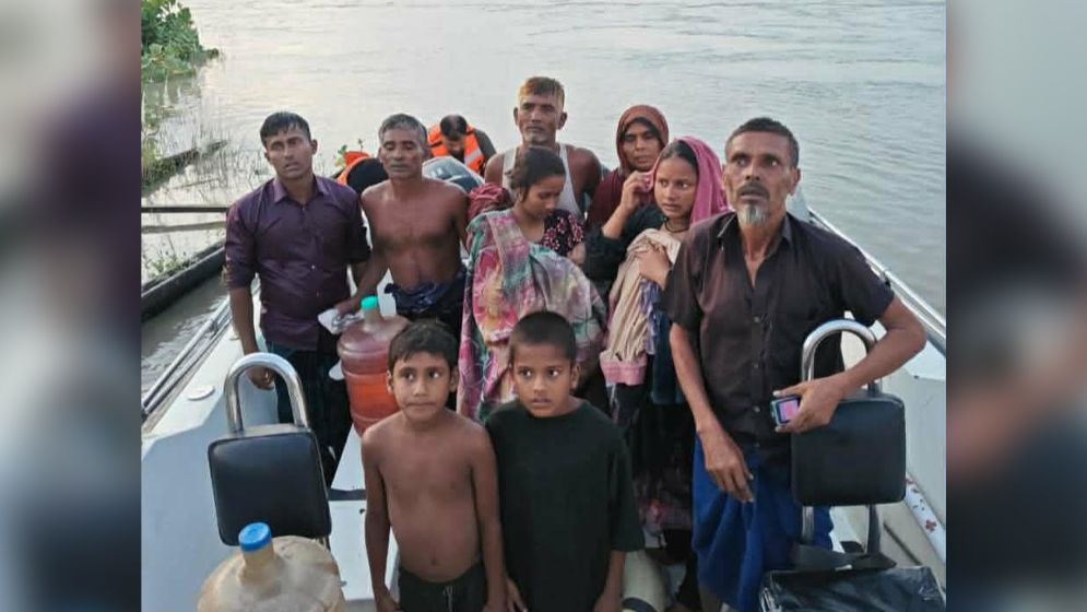 চাঁপাইনবাবগঞ্জে পদ্মায় নৌকাডুবি, ১০ জনকে উদ্ধার করেছে বিএসএফ