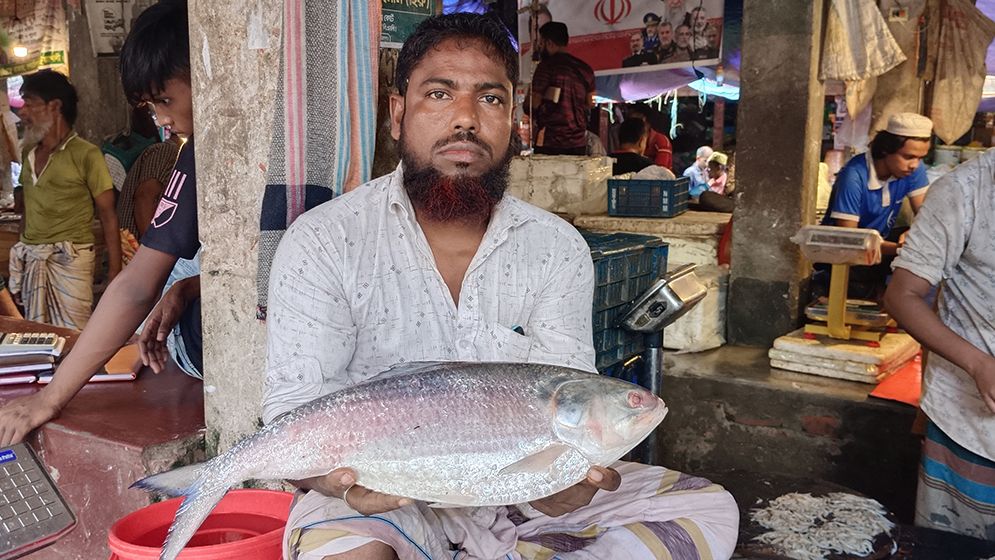 আগুনমুখায় ধরা রাজা ইলিশ ১২ হাজার টাকায় বিক্রি