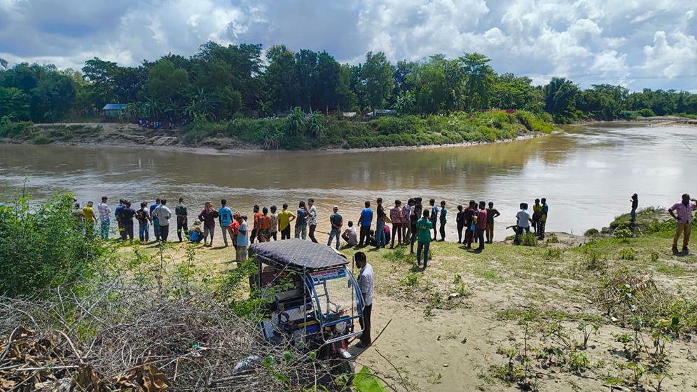ঘোরানোর সময় নদীতে টমটম, চালক নিখোঁজ