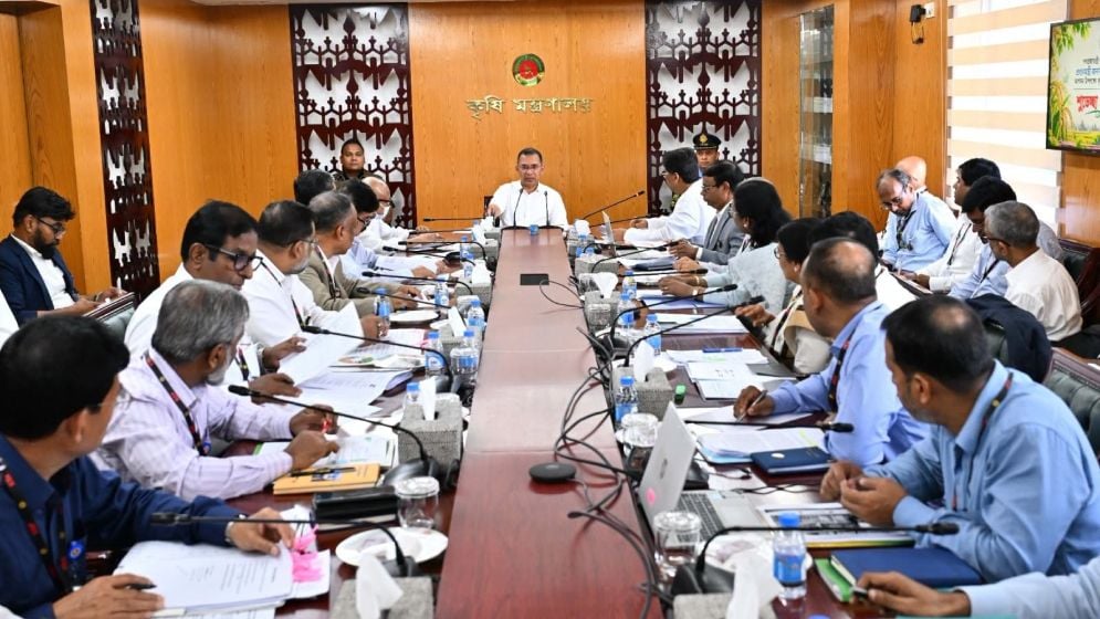 প্রধানমন্ত্রীর বৈঠকে সাংবাদিকের জোর করে প্রবেশের চেষ্টা, অতঃপর...
