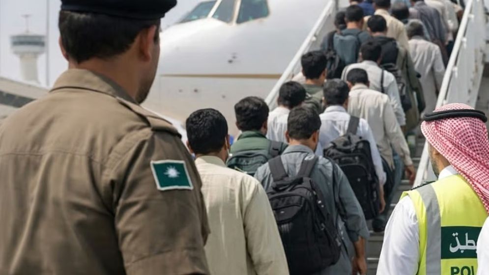 ১২ হাজার প্রবাসীকে নিজ দেশে ফেরত পাঠাল সৌদি