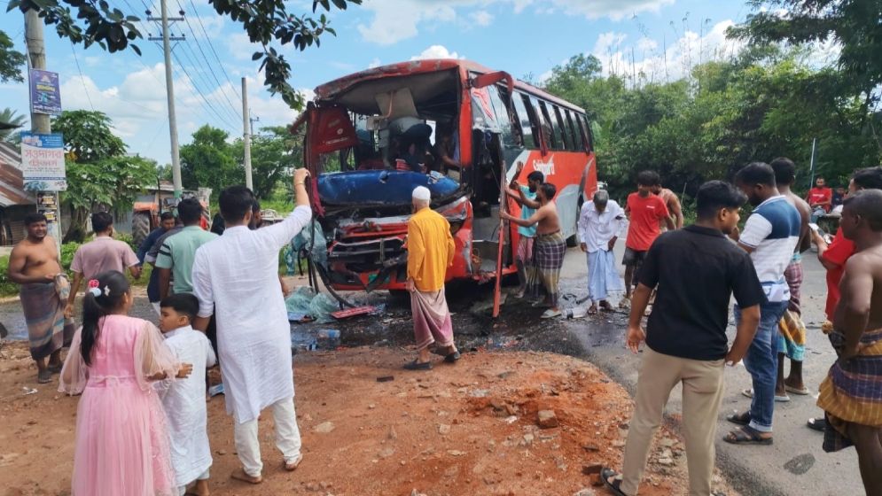 কুমিল্লায় বাস-ড্রাম ট্রাকের মুখোমুখি সংঘর্ষে আহত ৩০