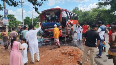 কুমিল্লায় বাস-ড্রাম ট্রাকের মুখোমুখি সংঘর্ষে আহত ৩০