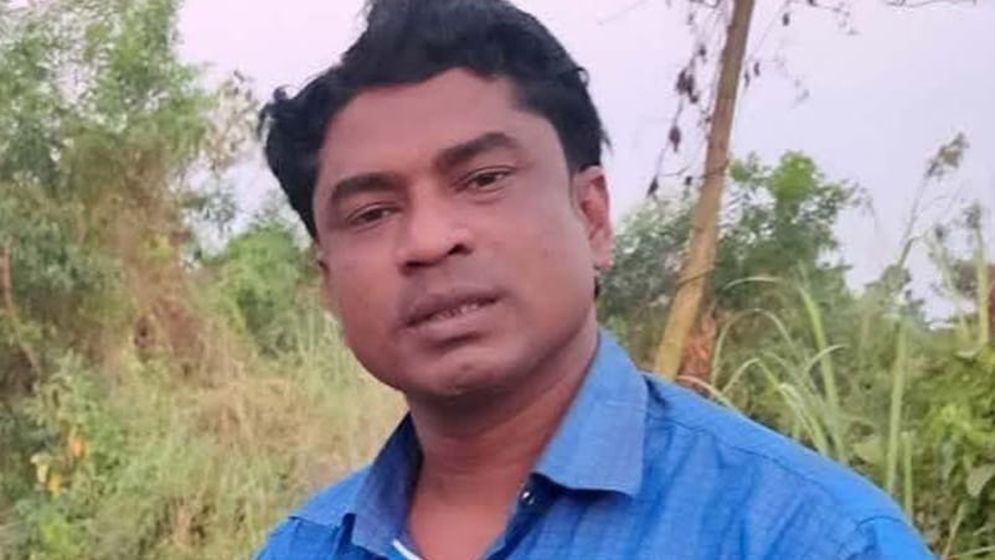 বাড়িতে আসতেই পরিবারের সদস্যদের সামনে ইউপি সদস্যকে কুপিয়ে হত্যা