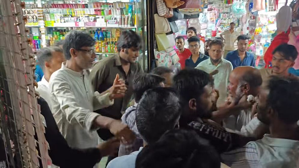 না.গঞ্জ মহানগর বিএনপির সদস্য সচিব টিপুর নেতৃত্বে মালিক সমিতির সভাপতিকে মারধর