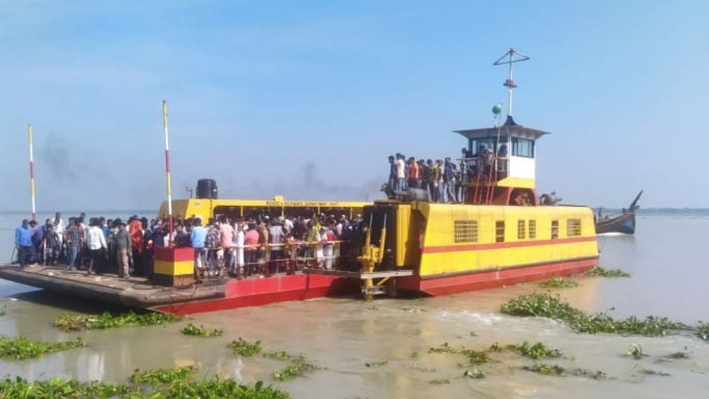 চলন্ত ফেরি থেকে নদীতে পড়ে মাঝি নিখোঁজ