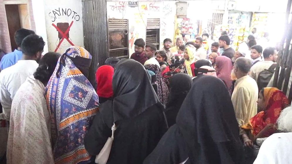 ফোন না ধরায় ট্রেনের কাউন্টার ম্যানেজার-স্টাফকে মারধরের অভিযোগ যুবদল নেতার বিরুদ্ধে