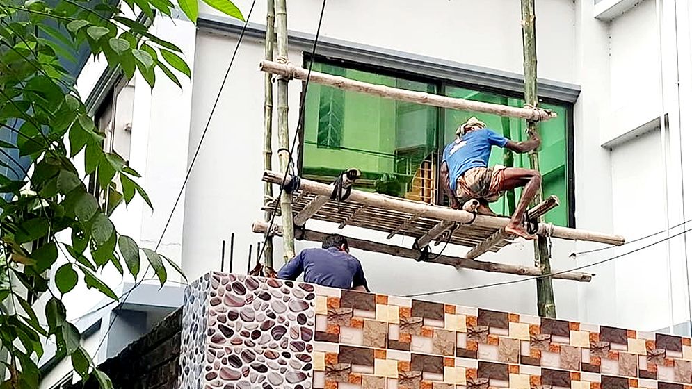 সাকিবের ভাঙা বাড়িতে সংস্কার, তবে কী...
