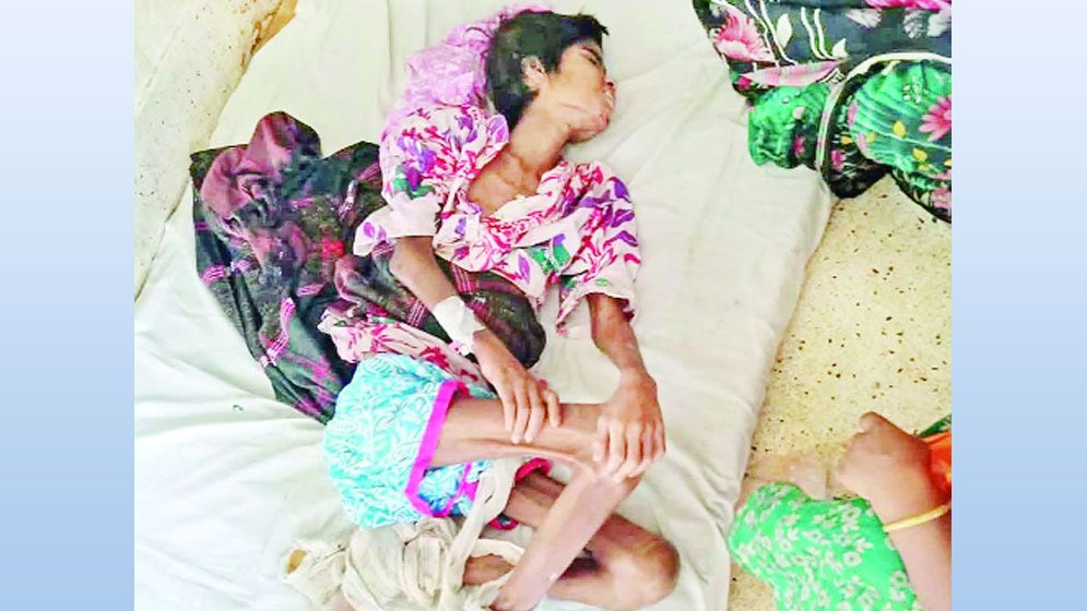 ক্ষতবিক্ষত তানিয়া কাতরাচ্ছে মেঝেতে