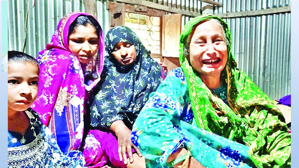 মেয়ের সামনে মা, স্ত্রীর কাঁধ ছেড়ে স্বামীর মৃত্যু