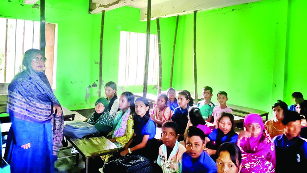 জরাজীর্ণ ভবনে পাঠদান