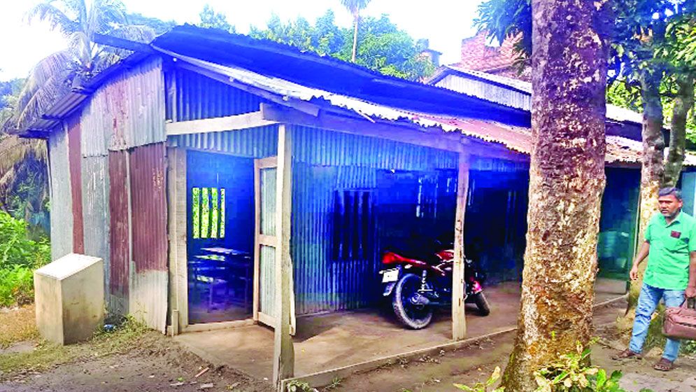 বরিশালে মৃত্যুঝুঁকি নিয়ে ক্লাসে লাখো শিশু