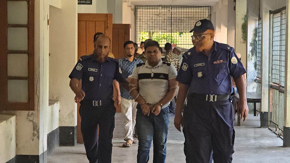 জামিন নামঞ্জুরে এজলাসেই পুলিশের ওপর হামলা!