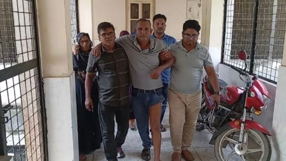 ঈশ্বরদীতে ইউপি চেয়ারম্যানকে ছুরিকাঘাত