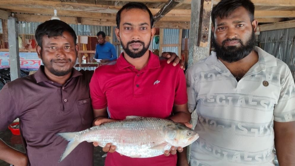২ কেজির ইলিশের দাম সাড়ে ৭ হাজার টাকা