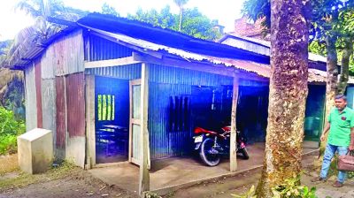 বরিশালে মৃত্যুঝুঁকি নিয়ে ক্লাসে লাখো শিশু