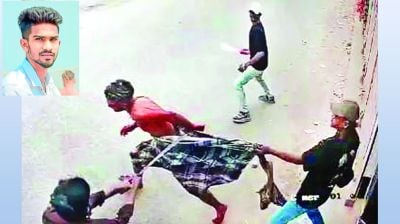 সেলুনে কাটছিলেন চুল, হঠাৎ গুলি চাপাতির কোপ