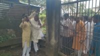 স্বাস্থ্য কেন্দ্রের কাঁটাতারের বেড়া ভেঙে প্রবেশ করলেন এমপি