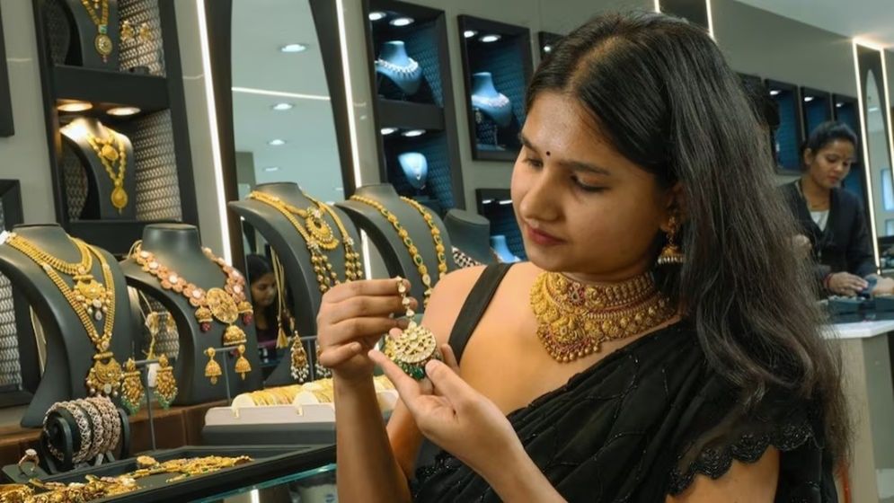 স্বর্ণের দাম আরও কমবে, নাকি বাড়বে?