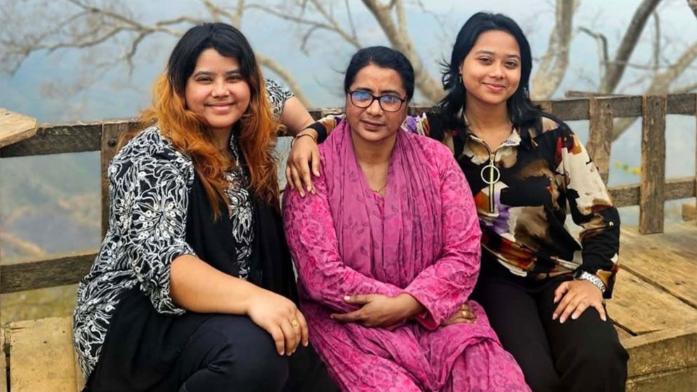 প্রবাসী প্রেমিকের সঙ্গে অভিমানে কলেজছাত্রীর কাণ্ড