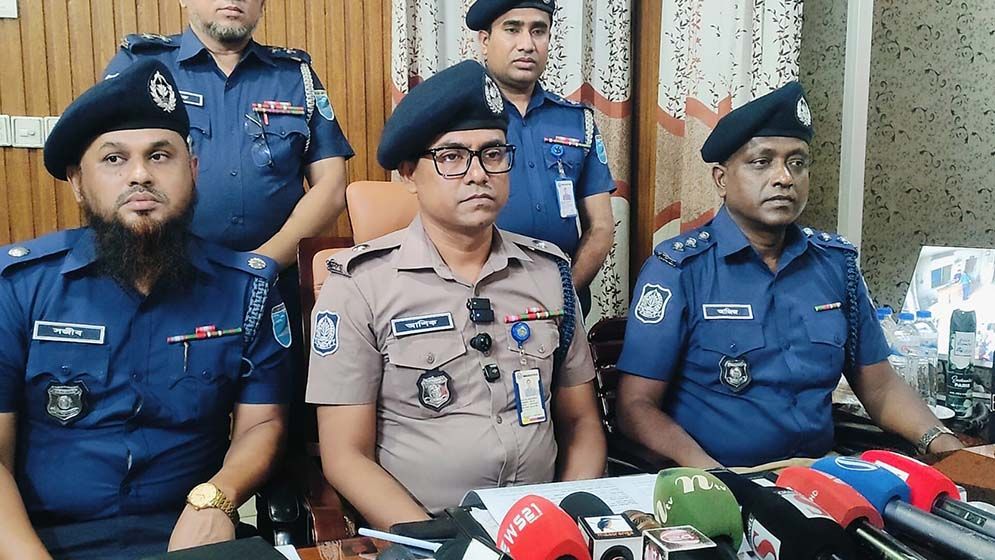 স্বর্ণের চেইনের লোভে নামাজরত বৃদ্ধাকে হত্যা