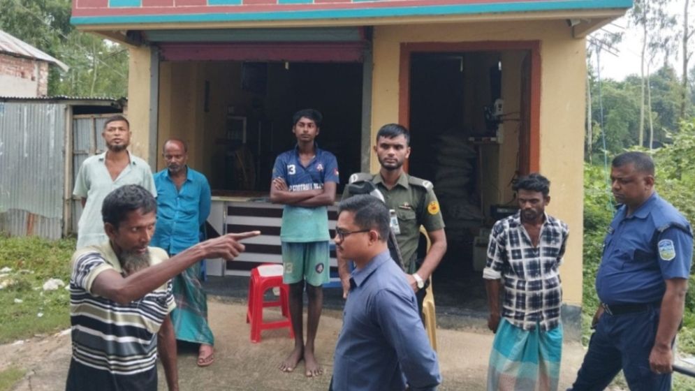 শ্রমিক লীগ নেতার দোকানে পাওয়া গেল ৩ টন সার