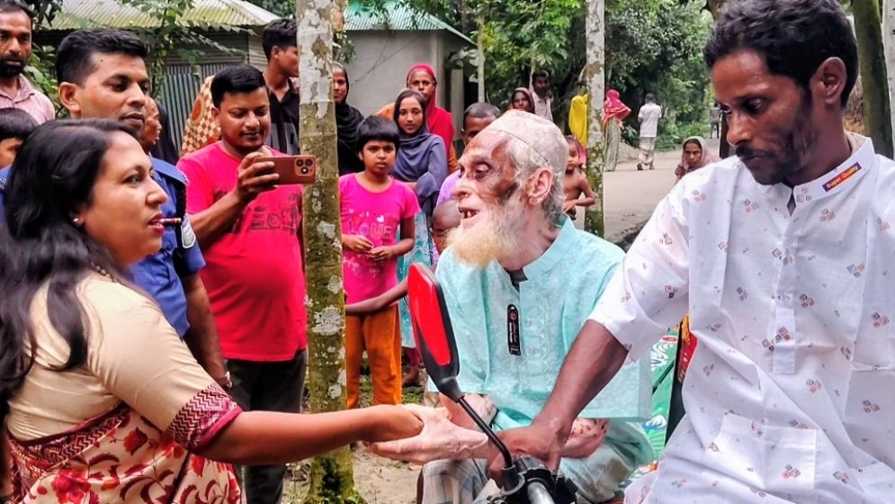 ভাইরাল সেই বৃদ্ধ দম্পতি এবার পেলেন ঘর ও অটোভ্যান