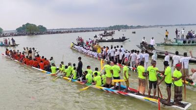 ঢাক-ঢোল আর বৈঠার ছন্দে সুনামগঞ্জে নৌকা বাইচ অনুষ্ঠিত