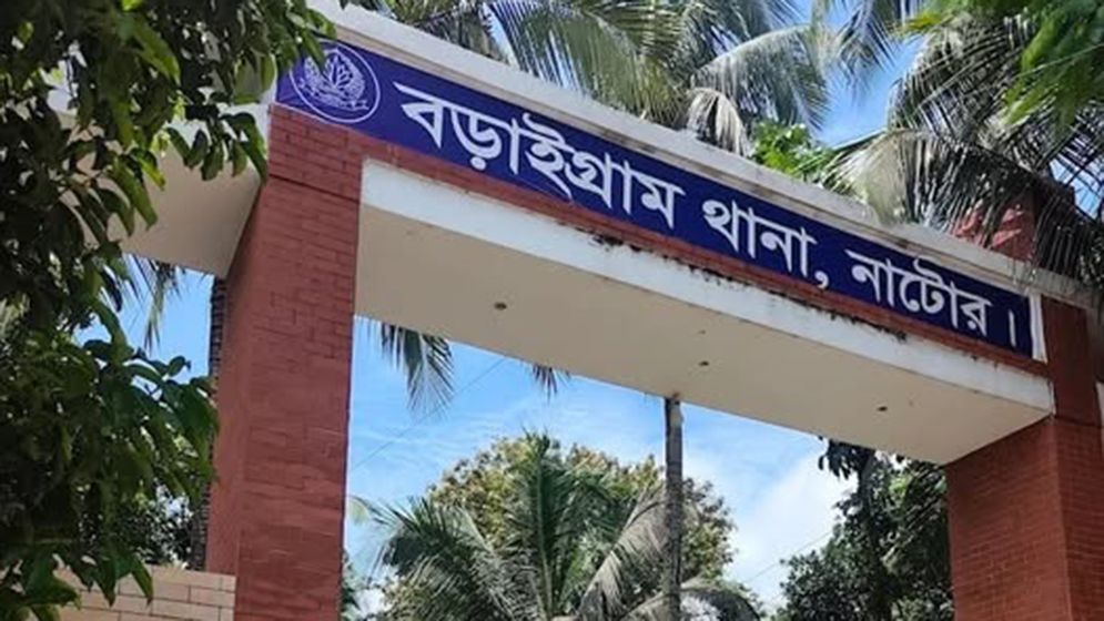 পুত্রবধূকে কোপাতে বাধা, স্ত্রীকে কুপিয়ে থানায় স্বামীর আত্মসমর্পণ