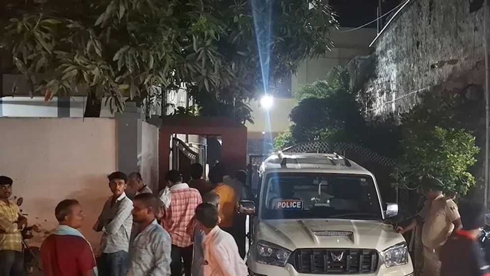 ভারতে গাড়িতে আটকে রেখে পেট্রোল ঢেলে আগুন, সেনাসদস্যের মৃত্যু