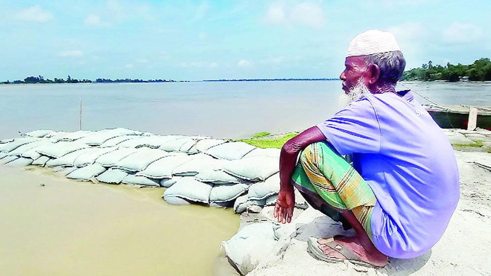 ‘ব্যারাজের গেট ছাড়ি দিলে নদী পাক দেয়, হামার বুক কাঁপে’