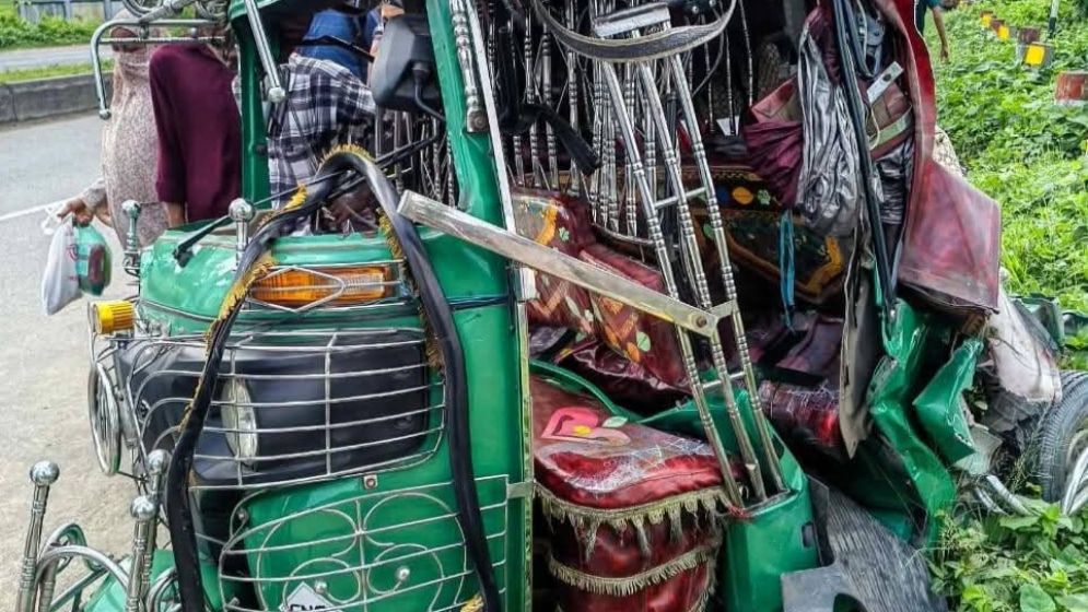বাসের সঙ্গে মাহিন্দ্রা-অটোরিকশার সংঘর্ষ, নিহত ২