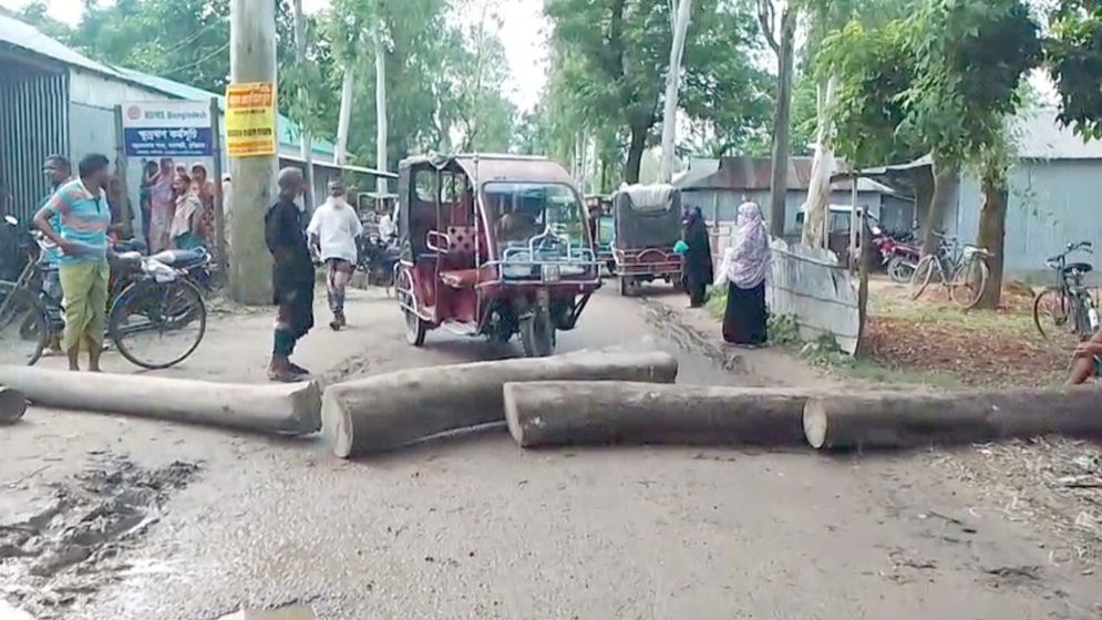 সারের দাবিতে সড়ক অবরোধ, কৃষি কর্মকর্তা অবরুদ্ধ