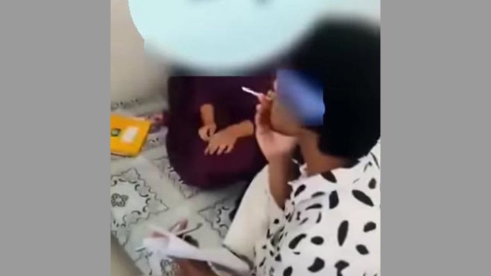 কোচিং সেন্টারে বিছানা, শিক্ষক-ছাত্রীর ধূমপান!