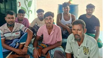 তেঁতু‌লিয়া নদীতে অবৈধ বালু তোলায় ড্রেজারসহ আটক ৭