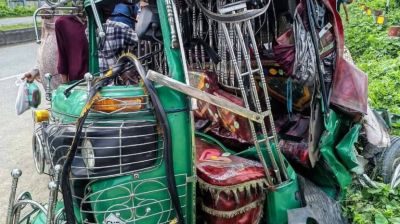 বাসের সঙ্গে মাহিন্দ্রা-অটোরিকশার সংঘর্ষ, নিহত ২